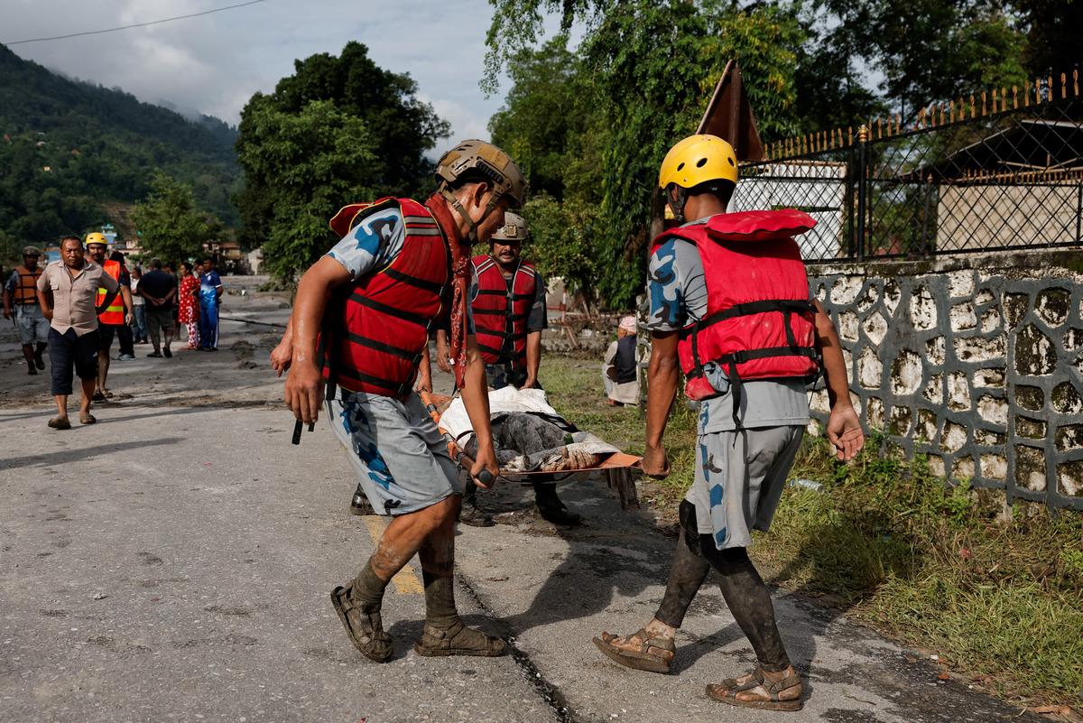 Felaketin bilançosu artıyor... Cesetler çürümeye başladı! Nepal den kan donduran görüntüler 1