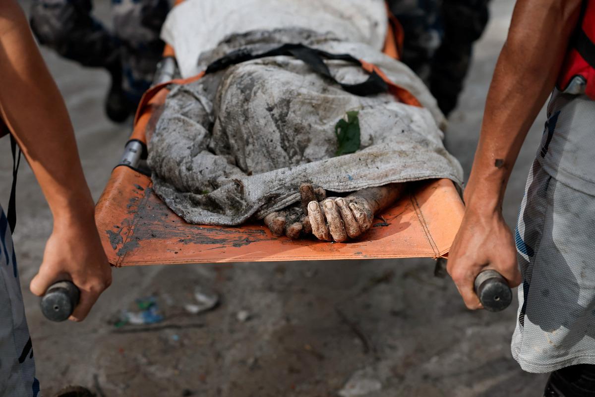 Felaketin bilançosu artıyor... Cesetler çürümeye başladı! Nepal den kan donduran görüntüler 2