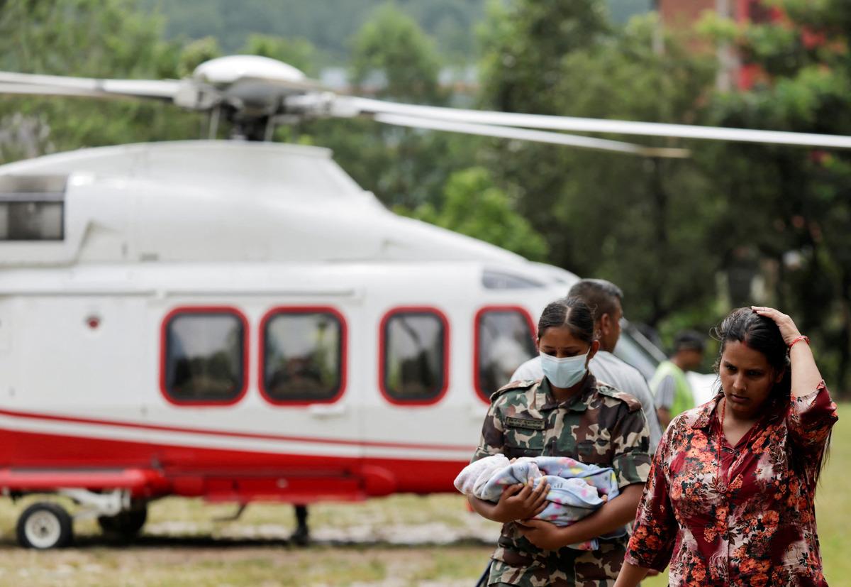 Felaketin bilançosu artıyor... Cesetler çürümeye başladı! Nepal den kan donduran görüntüler 5