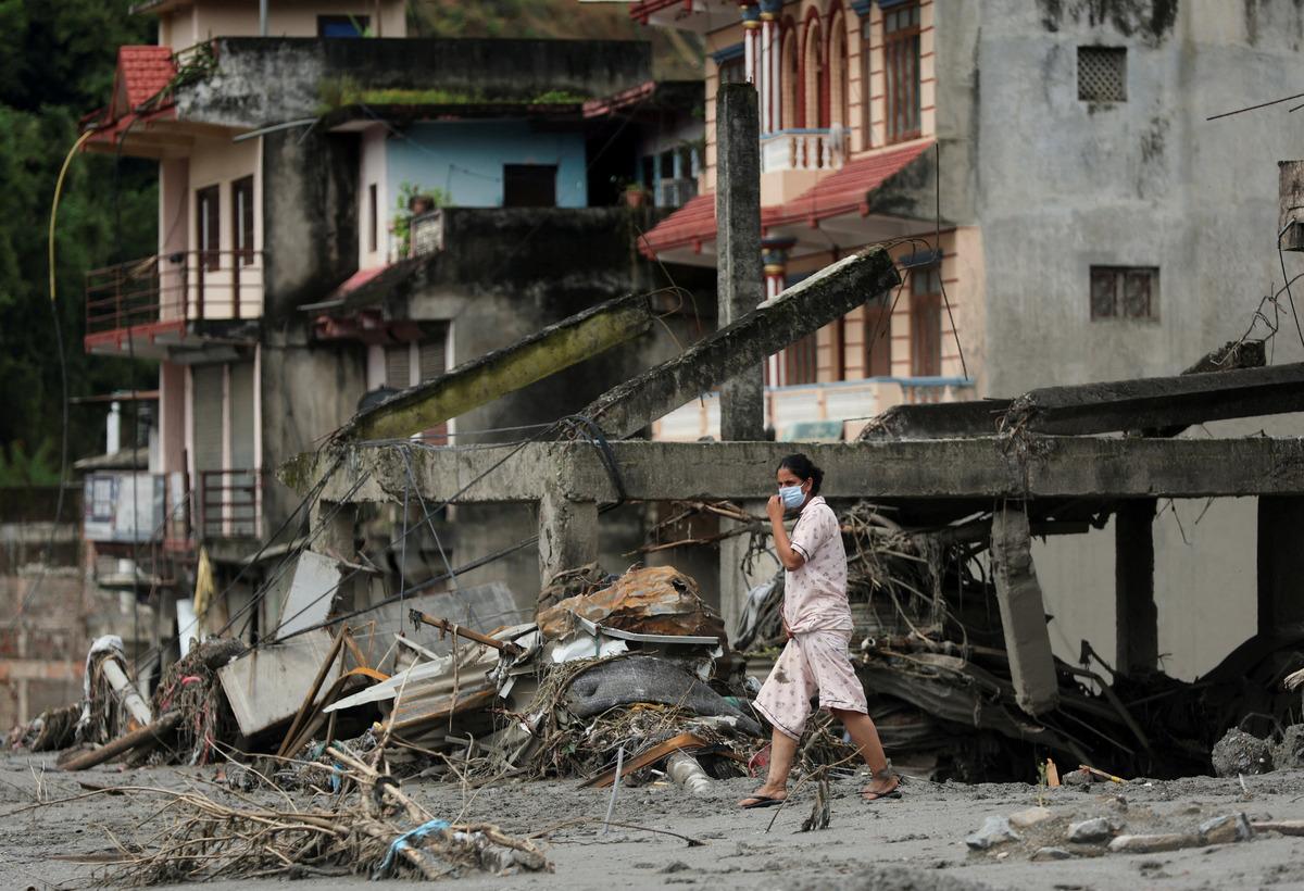 Felaketin bilançosu artıyor... Cesetler çürümeye başladı! Nepal den kan donduran görüntüler 8
