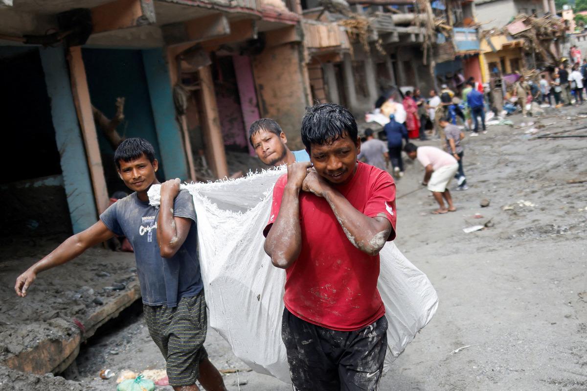 Felaketin bilançosu artıyor... Cesetler çürümeye başladı! Nepal den kan donduran görüntüler 9