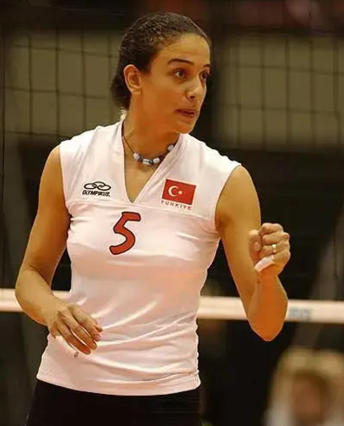 Tesettür kararı çok konuşulmuştu! Efsane voleybolcu Aysun Özbek yıllar sonra ortaya çıktı 1