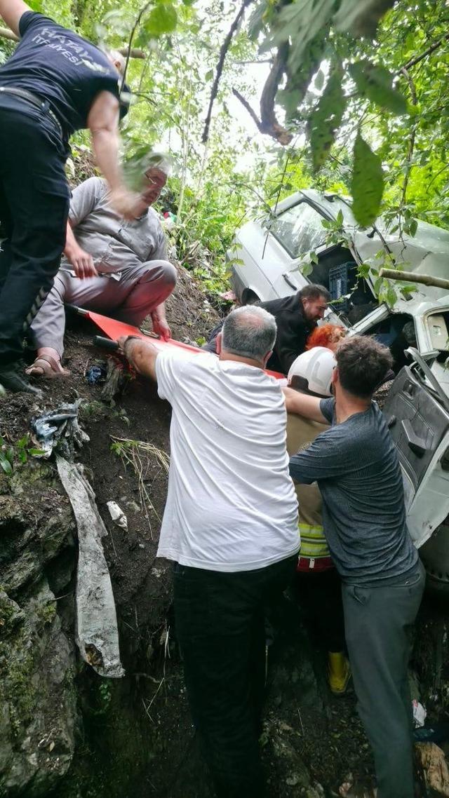 Yayla yolunda uçurumdan uçan otomobil hurdaya döndü 1