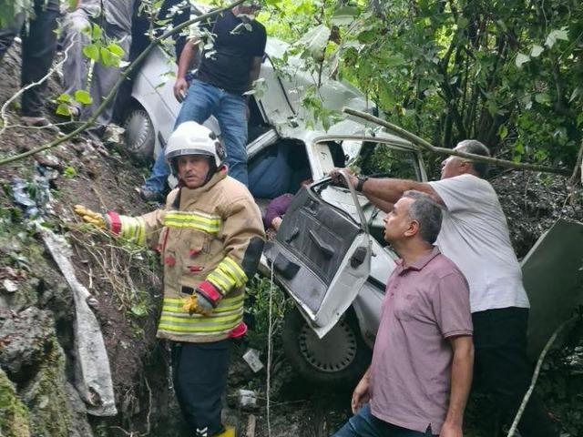Yayla yolunda u&ccedil;urumdan u&ccedil;an otomobil hurdaya d&ouml;nd&uuml;