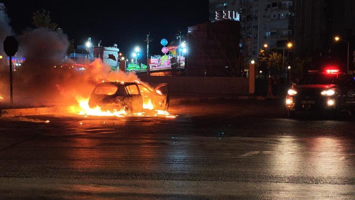 Alev topuna dönen otomobile kimse yaklaşamadı! İlk müdahale kadın itfaiyeciden 1
