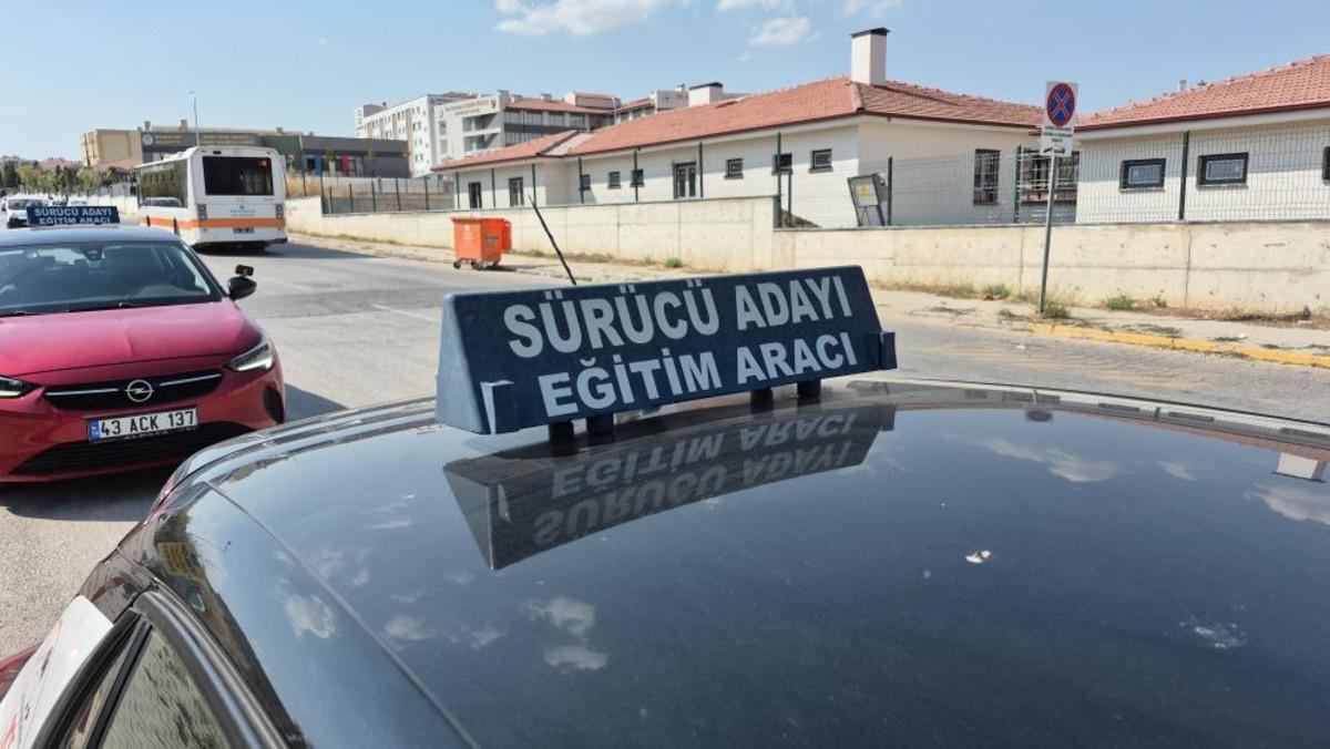 Ehliyet sınavında yeni dönem! Ezber işi bitti, 1 saat akan trafiğe çıkacaklar 2