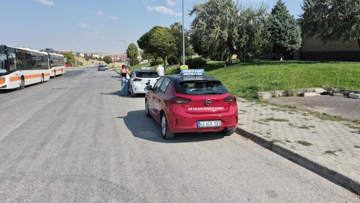 Ehliyet sınavında yeni dönem! Ezber işi bitti, 1 saat akan trafiğe çıkacaklar 3