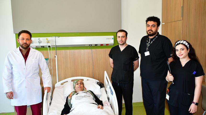 Şişlik sandı karnını tamamen dolduran t&uuml;m&ouml;r &ccedil;ıkarıldı! Meğer bacağına kadar uzamış