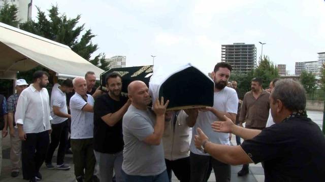 Zeytinburnu’ndaki İETT otobüs kazasında hayatını kaybeden kadın son yolculuğuna uğurlandı 1