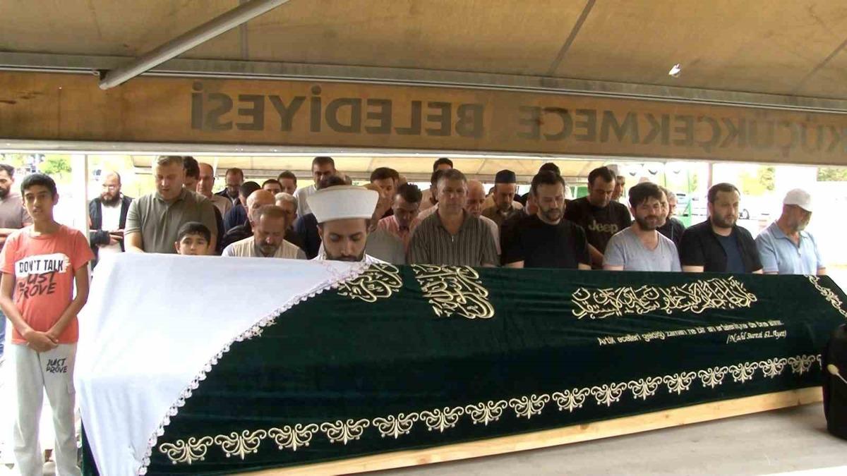 Zeytinburnu’ndaki İETT otobüs kazasında hayatını kaybeden kadın son yolculuğuna uğurlandı - Güncel Haberler