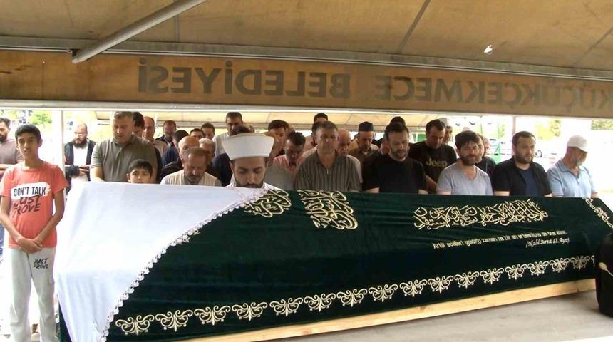 Zeytinburnu&rsquo;ndaki İETT otob&uuml;s kazasında hayatını kaybeden kadın son yolculuğuna uğurlandı