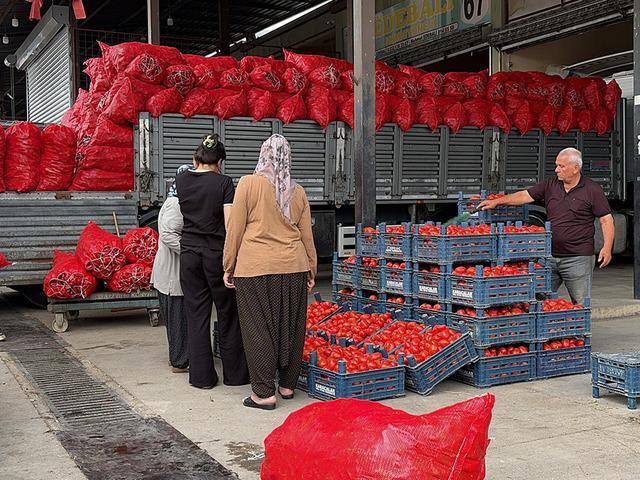 Kış sofralarının hazırlığı başladı: &Ccedil;uvallar dolusu alıyorlar