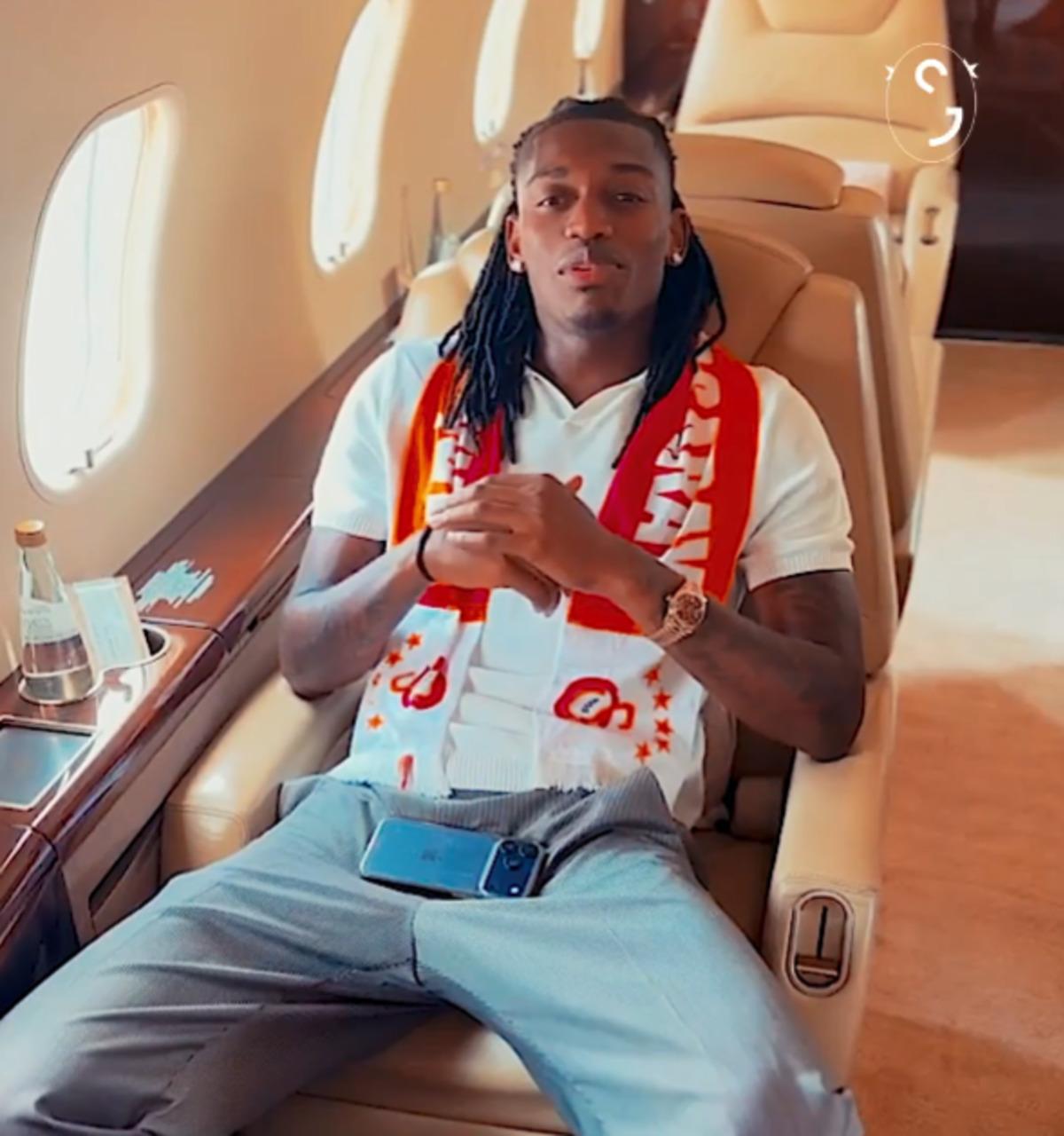 Rafael Leao uçaktan seslendi! Galatasaray taraftarına ilk mesaj 1