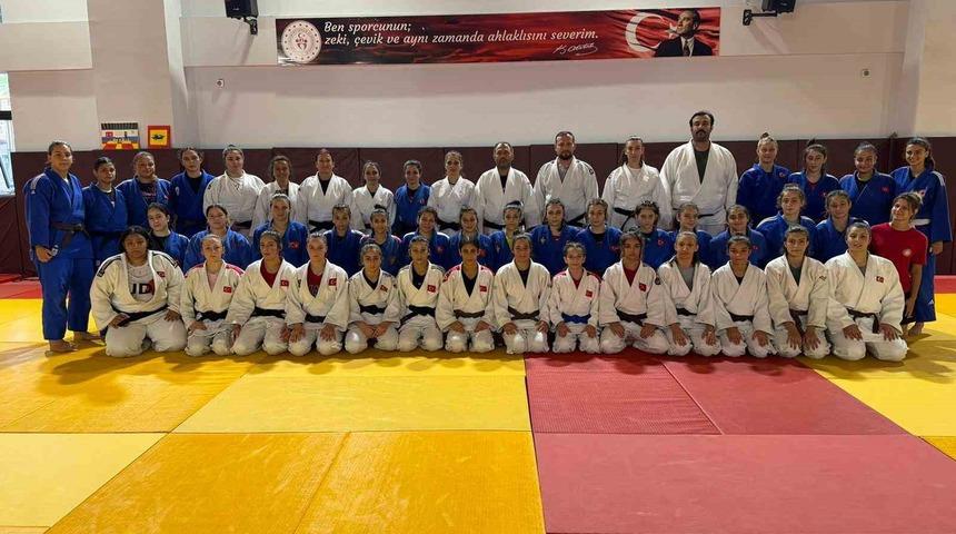 Yıldız Kadın Judo Milli Takımı, Salihli&rsquo;de g&uuml;&ccedil; topluyor