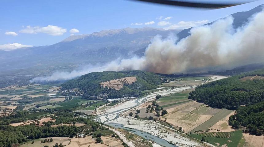 Muğla'da başlayan orman yangını Antalya'ya sı&ccedil;radı! Saklıkent kapatıldı