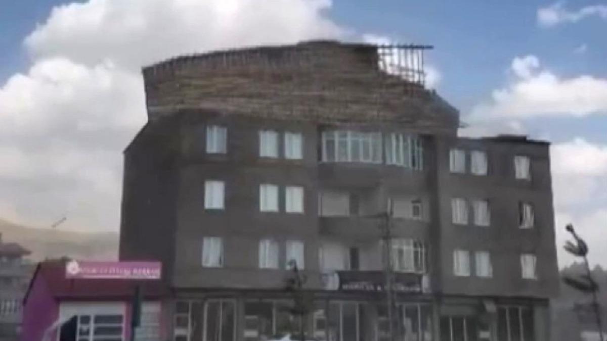 Yüksekova’da ani fırtına bir binanın çatısını uçurdu - Güncel Haberler