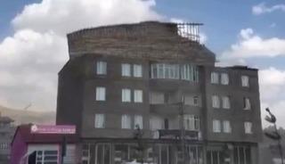 Y&uuml;ksekova&rsquo;da ani fırtına bir binanın &ccedil;atısını u&ccedil;urdu