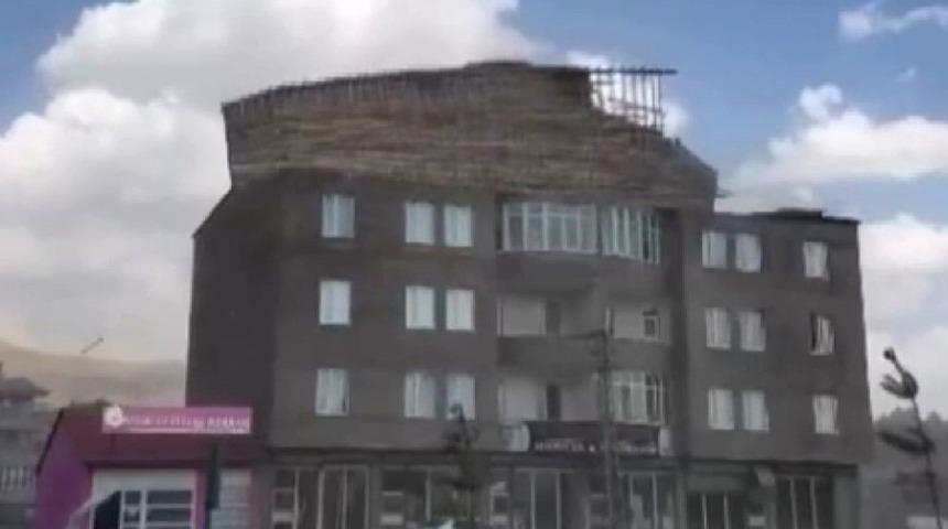 Y&uuml;ksekova&rsquo;da ani fırtına bir binanın &ccedil;atısını u&ccedil;urdu