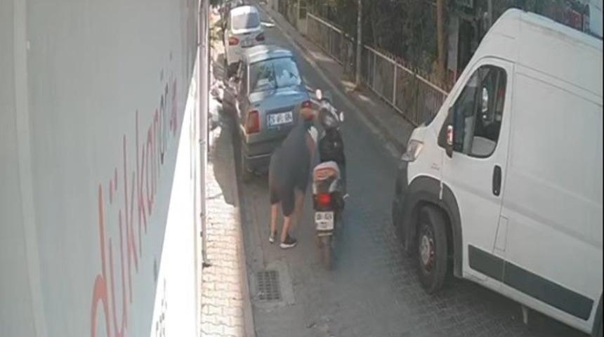 Noter &ccedil;ıkışı d&uuml;ş&uuml;r&uuml;len 100 bin lirayı b&ouml;yle alıp ka&ccedil;tı