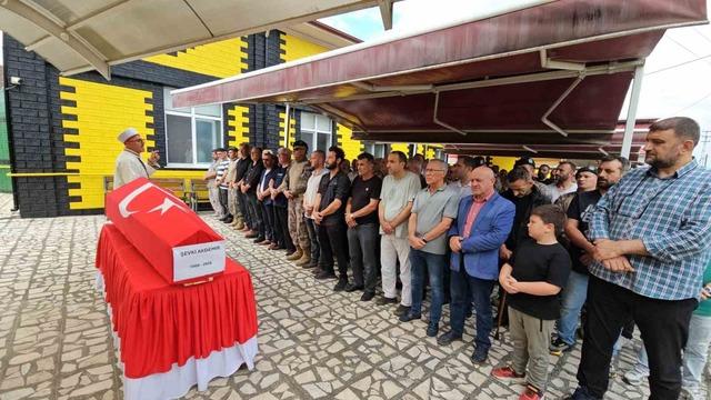 Emekli baş polis, memleketinde son yolculuğuna uğurlandı 5