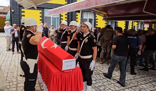 Emekli baş polis, memleketinde son yolculuğuna uğurlandı 1