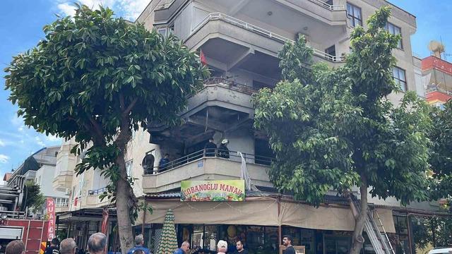Alanya’da alevlere teslim olan dairede 3 çocuk dumandan etkilendi 8