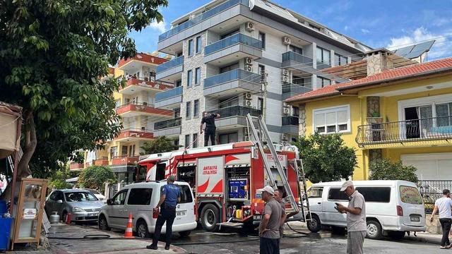 Alanya’da alevlere teslim olan dairede 3 çocuk dumandan etkilendi 7