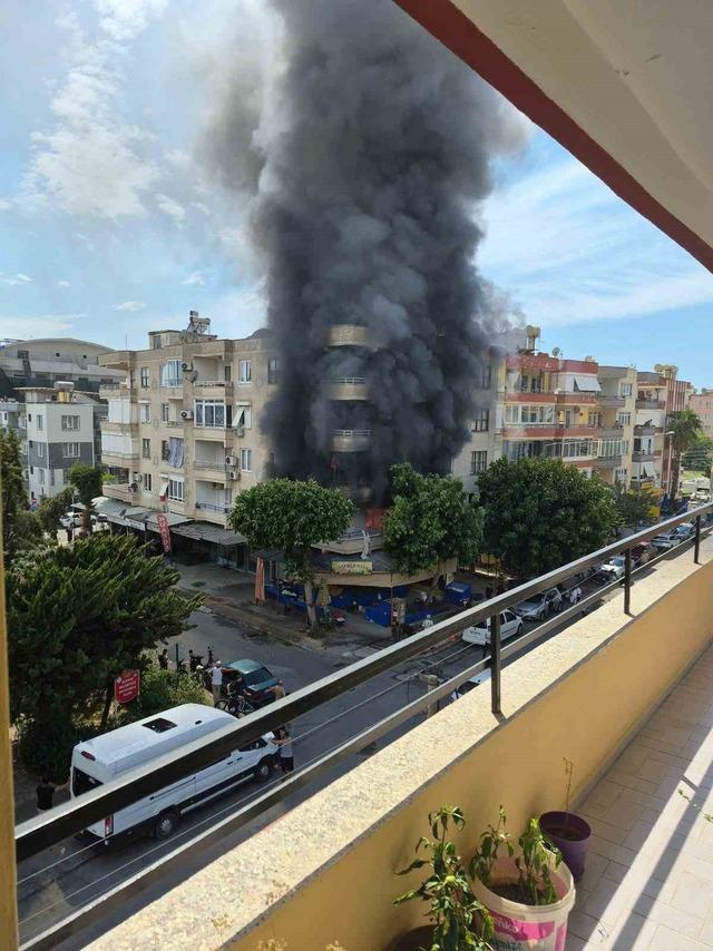Alanya’da alevlere teslim olan dairede 3 çocuk dumandan etkilendi 5