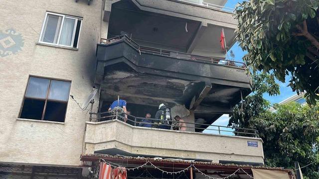 Alanya’da alevlere teslim olan dairede 3 çocuk dumandan etkilendi 3