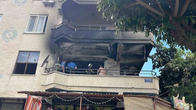 Alanya’da alevlere teslim olan dairede 3 çocuk dumandan etkilendi 1