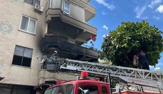 Alanya&rsquo;da alevlere teslim olan dairede 3 &ccedil;ocuk dumandan etkilendi