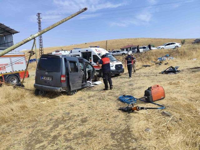 Elazığ&rsquo;da hafif ticari ara&ccedil; tarlaya u&ccedil;tu:5 yaralı 2