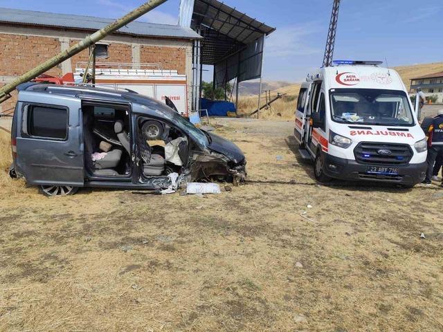 Elazığ&rsquo;da hafif ticari ara&ccedil; tarlaya u&ccedil;tu:5 yaralı 1