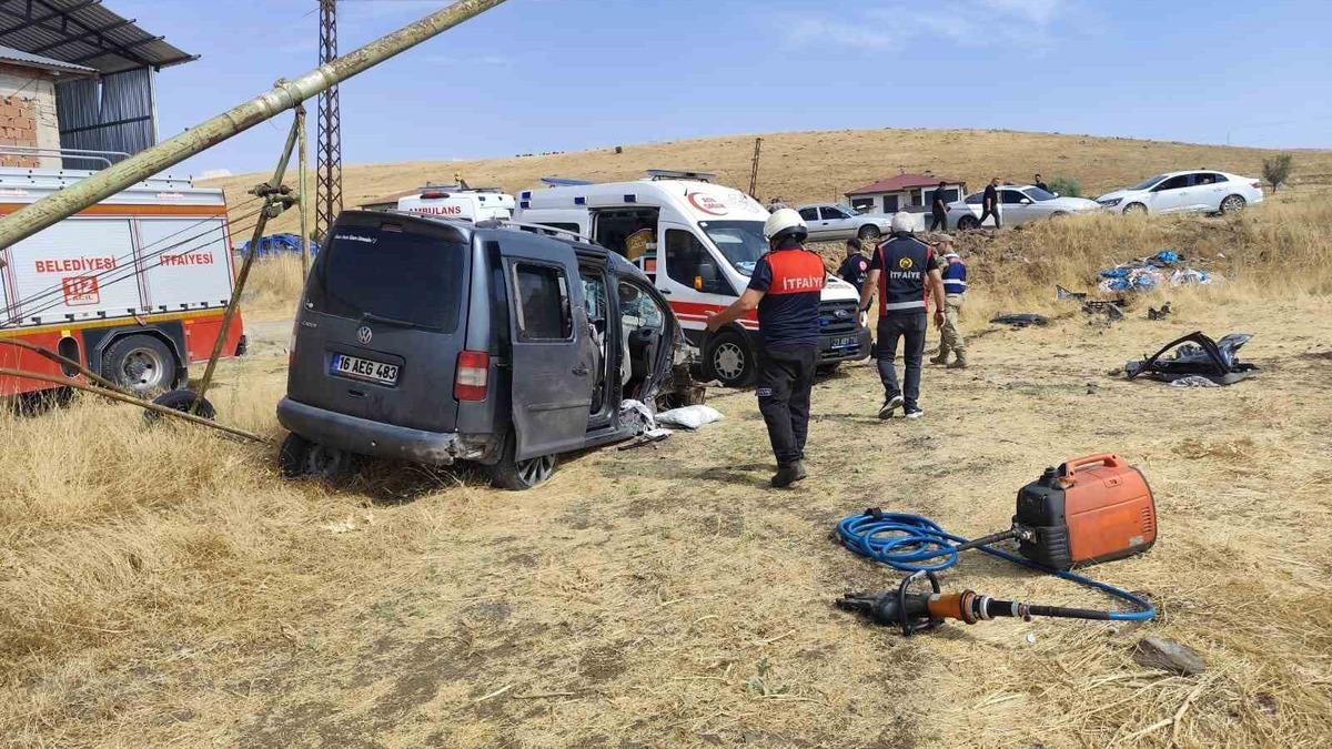 Elazığ’da hafif ticari araç tarlaya uçtu:5 yaralı - Güncel Haberler