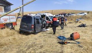Elazığ&rsquo;da hafif ticari ara&ccedil; tarlaya u&ccedil;tu:5 yaralı