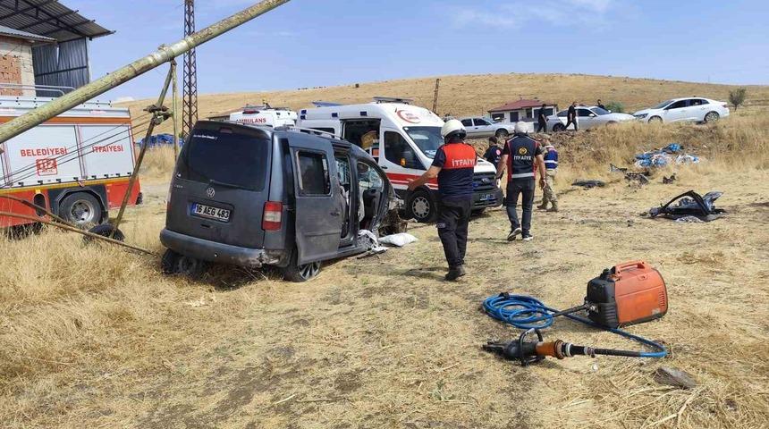 Elazığ&rsquo;da hafif ticari ara&ccedil; tarlaya u&ccedil;tu:5 yaralı