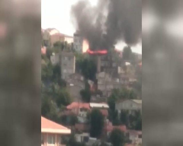 Sarıyer'de bir binanın çatısı alev alev yandı