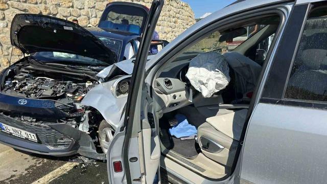 Yalova’da 2 otomobil çarpıştı: 4 yaralı 4
