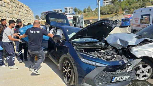 Yalova’da 2 otomobil çarpıştı: 4 yaralı 3