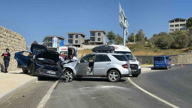Yalova’da 2 otomobil çarpıştı: 4 yaralı 2