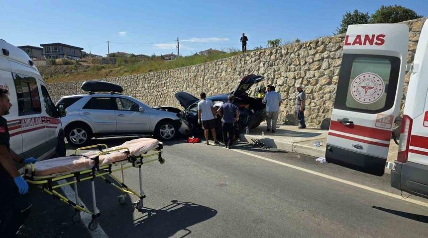 Yalova&rsquo;da 2 otomobil &ccedil;arpıştı: 4 yaralı