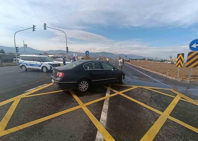 Gaziantep’te 2 otomobil kavşakta çarpıştı 2