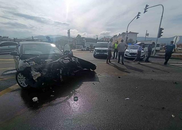 Gaziantep’te 2 otomobil kavşakta çarpıştı 1