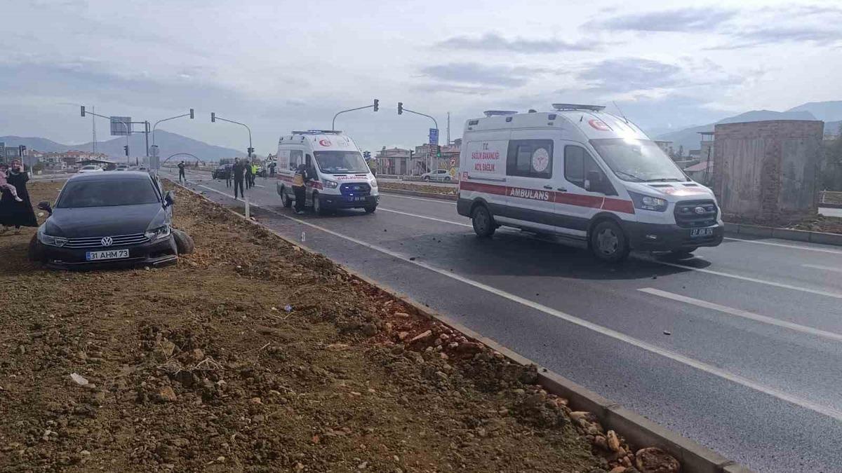 Gaziantep’te 2 otomobil kavşakta çarpıştı - Güncel Haberler