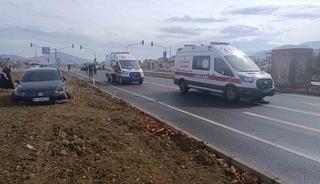 Gaziantep&rsquo;te 2 otomobil kavşakta &ccedil;arpıştı