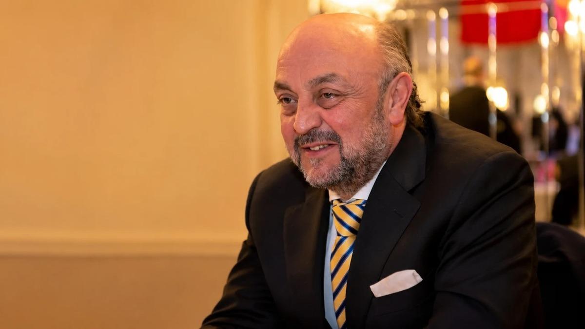 KKTC 5. Cumhurbaşkanı Ersin Tatar yeğenini Londra da son yolculuğuna uğurladı 4