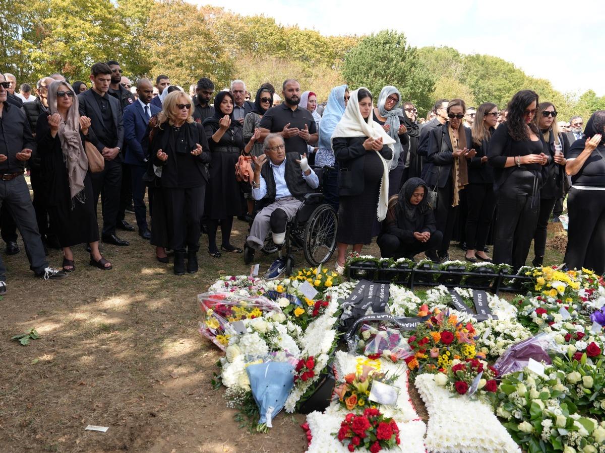 KKTC 5. Cumhurbaşkanı Ersin Tatar yeğenini Londra da son yolculuğuna uğurladı 1