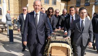 KKTC 5. Cumhurbaşkanı Ersin Tatar yeğenini Londra&rsquo;da son yolculuğuna uğurladı