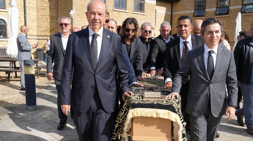 KKTC 5. Cumhurbaşkanı Ersin Tatar yeğenini Londra'da son yolculuğuna uğurladı