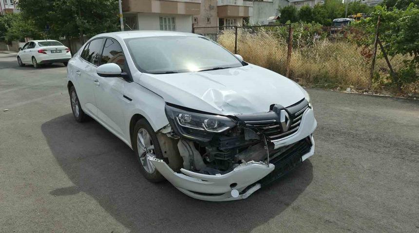 Motosiklet ile otomobil &ccedil;arpıştı: 2 yaralı